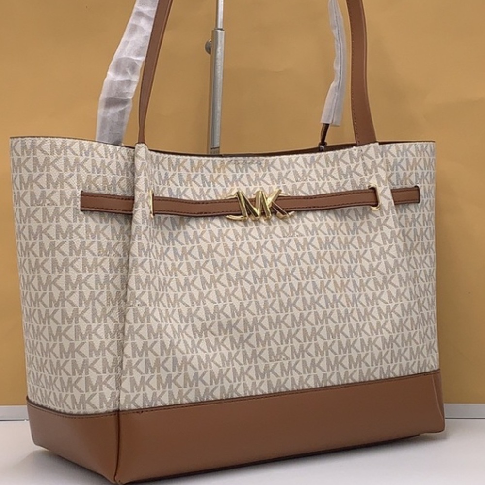 MICHAEL KORS REED LARGE LOGO TOTE. VANILLA SIGNATURE. NWT. Free bag w purchase.